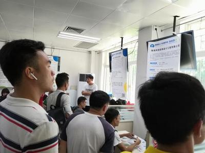 “2019年大中專畢業生專場招聘會”90余家企業爭搶人才