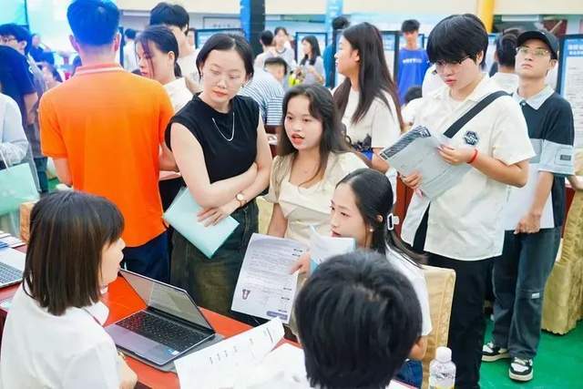海南省 2024 年"百城千校萬(wàn)企"民企高校攜手促就業(yè)行動(dòng)正式啟動(dòng)